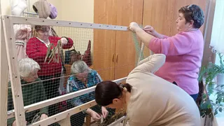 Пенсионеры из Пензы обучаются создавать маскировочные костюмы для снайперов