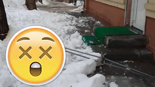 Снег сорвал с крыши на Пожалостина снегозадержатель: реакция мэрии