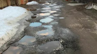 Асфальта нет с 1998 года, и ремонт улицы во Владимире снова перенесли