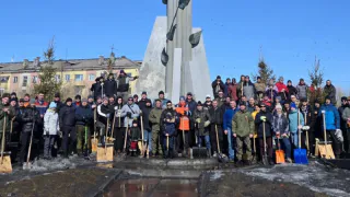 Жители Коми вышли на субботник и расчистили Площадь Победы к 9 Мая