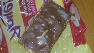Рязанка чуть не съела червяка, спрятавшегося в конфете