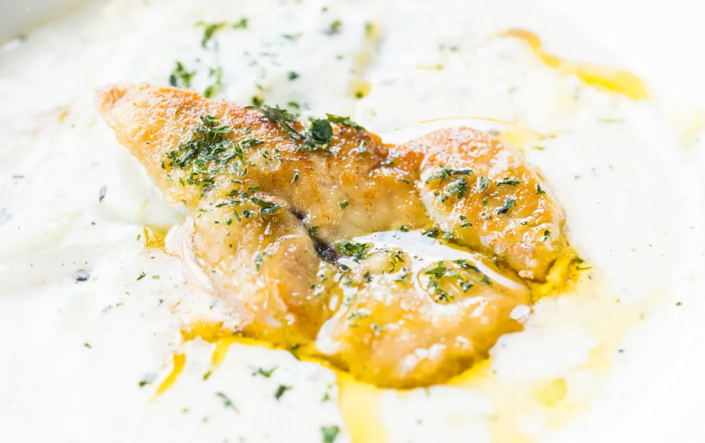 Вкуснейший минтай «по-китайски» в чесночной панировке: рецепт подсмотрела случайно, но теперь готовлю постоянно — уж слишком вкусно