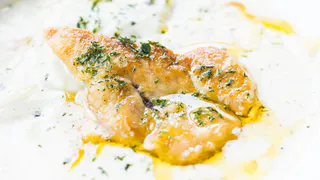 Вкуснейший минтай «по-китайски» в чесночной панировке: рецепт подсмотрела случайно, но теперь готовлю постоянно — уж слишком вкусно