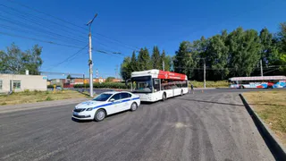 На кольце Тракторостроителей в Чебоксарах легковушка влетела в троллейбус: три человека получили травмы