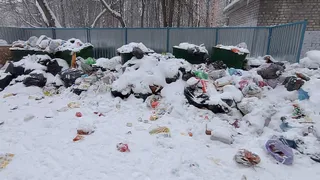 Жители Рязани пожаловались на горы мусора во дворах на улице Советской Армии