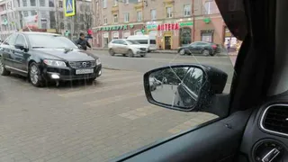 В Брянске оштрафовали автохама с номерами 002 за парковку на зебре