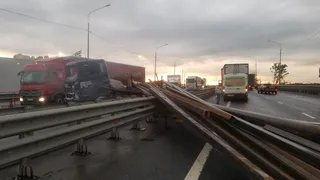 Балки на дороге: фура попала в аварию на Южной окружной