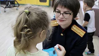 Юных рязанцев из Дома ребёнка поздравили в Новым годом сотрудники СК