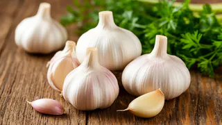 1 ложка на 10 литров воды — и чеснок размером с арбуз: листья больше не пожелтеют