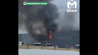 В Набережных Челнах потушили крупный пожар на складе автозапчастей