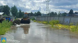 Сыктывкар борется с последствиями ливней: на улице Северная идут работы по откачке воды