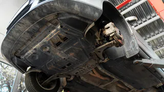 "Просверли осторожно отверстия, сверлом на 2-3 мм" - рассказал автомеханик - "в нижней части глушителя, и прослужит он тебе раза в два дольше"