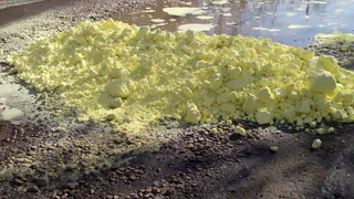 В поселке Элеватор производственные отходы высыпали на проезжую часть