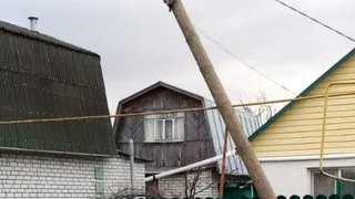 Обошлось: в Спасском селе штормовой ветер уронил электрический столб на газовую трубу