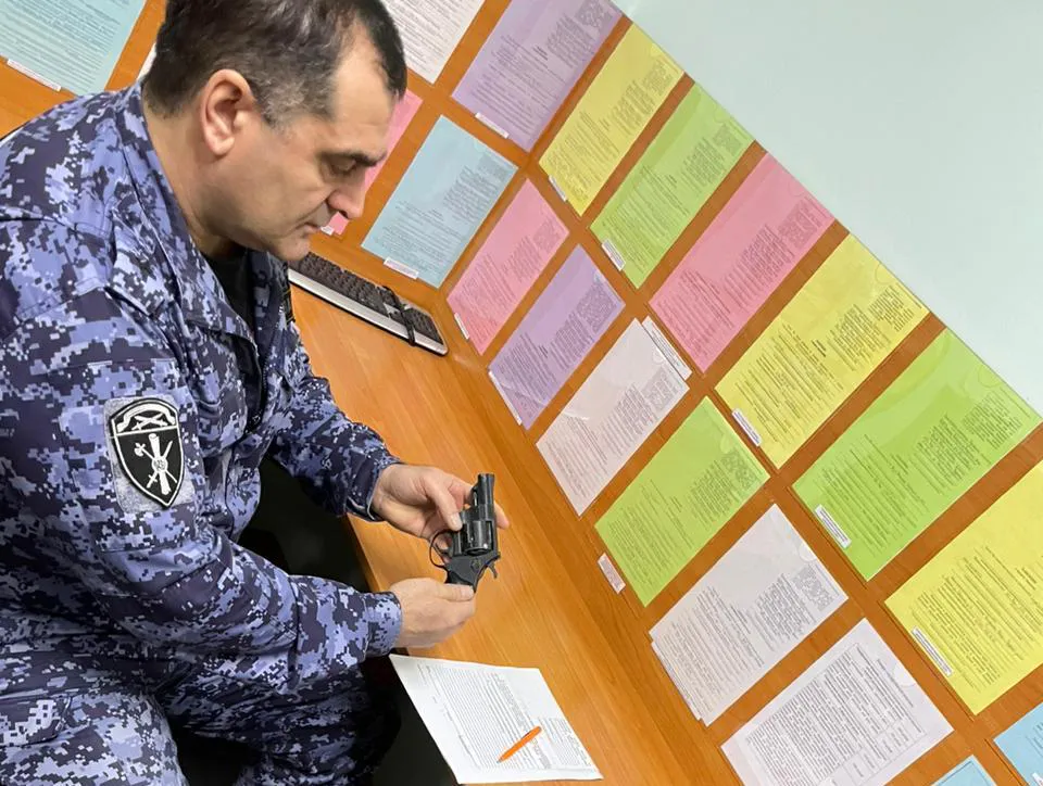 Жительница Удоры сдала в Росгвардию газовый пистолет