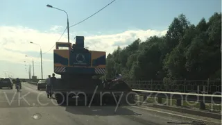 Не успел затормозить: в Рязани автокран наехал на легковушку