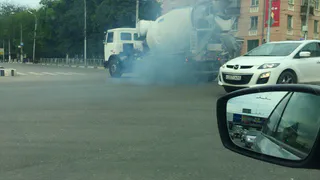 На Высоковольтной бетоносмеситель перекрыл дорогу автомобилям