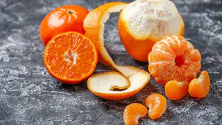 Мандариновые корки заливаю уксусом — и всю зиму не могу нарадоваться своей хитрости: отличный лайфхак для хозяек