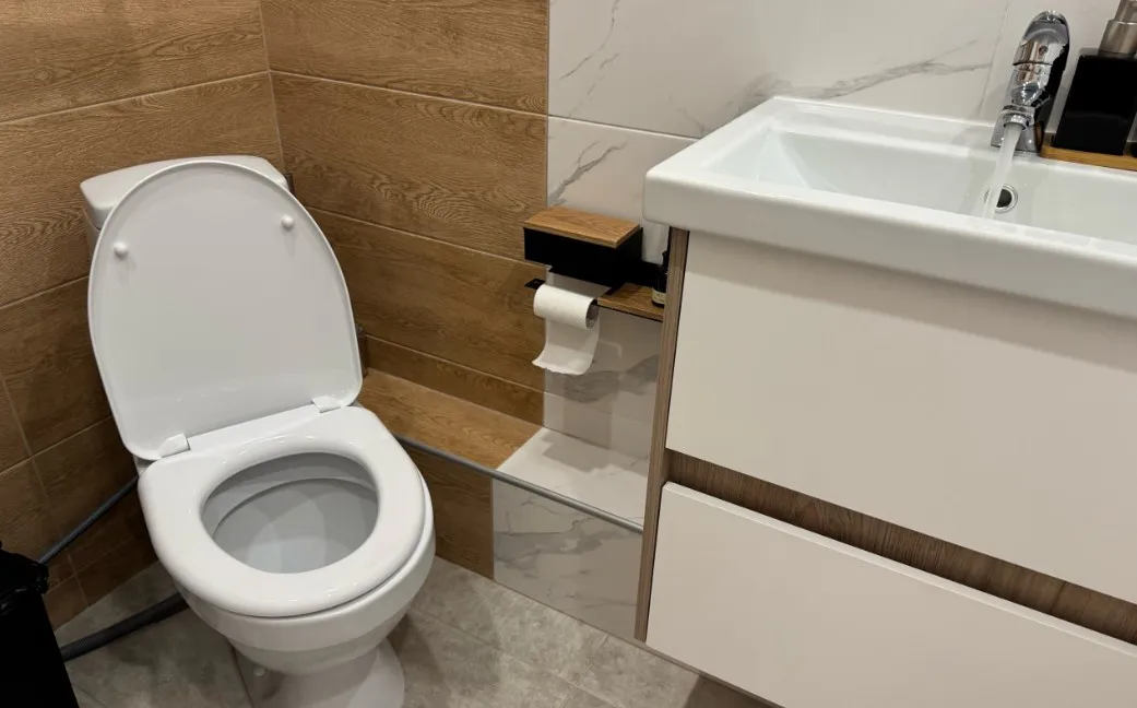 10 секунд - и противный запах в туалете исчез: ушлый сантехник показал трюк, о котором все молчат