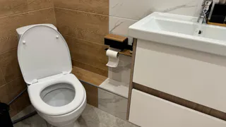 10 секунд - и противный запах в туалете исчез: ушлый сантехник показал трюк, о котором все молчат