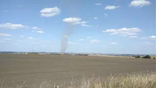 Очевидцы засняли под Рязанью настоящий торнадо