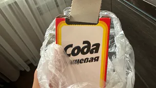 Раз в пол года покупаю 2 пачки соды и кладу в морозилку - такая мелочь сильно облегчает уборку на кухне