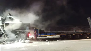 В Воркуте на трассе загорелся грузовик: экипаж МЧС по Коми оперативно помог