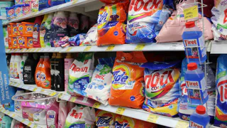 Стоят копейки, а стирают намного лучше элитных: 5 хороших стиральных порошков по версии Роскачества