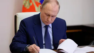Путин подписал закон об урезанной индексации выплат работающим пенсионерам