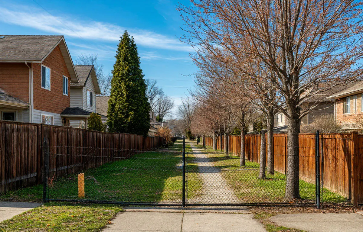Сосед «подарил» мне метр земли, сдвинув забор. Весной я понял его гениальную и злую хитрость
