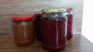 Тётя покупает в Светофоре свинину, клубнику, делает и продаёт тушенку, варенье: на вырученные деньги дом в деревне купила