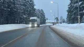 Дальнобойщик честно признался: почему некоторые водители фур идут на обгон, даже если не успевают