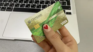 "Крупные суммы хранить нельзя": россиянам посоветовали снимать "большие деньги" с карты
