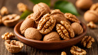 Грецкие орехи больше не чищу - использую бутылку: легко как щелкать - ядра целые, никаких крошек и осколков