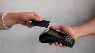 В Муроме молодой человек расплатился с помощью банковской карты, найденной на улице