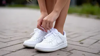 В белоснежных кроссовках всегда и везде: лайфхак по качественной очистке белой обуви