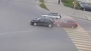 Трое пострадавших: массовое ДТП у "Глобуса" попало на видео