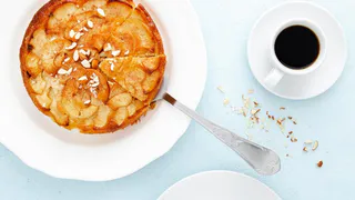 Классический рецепт шарлотки с яблоками на сковороде: духовка больше не нужна