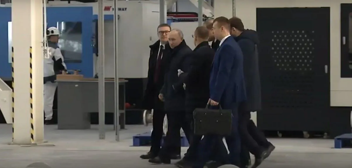 Путин приехал в Челябинск 16 февраля и посетил завод, на котором создают промышленных роботов