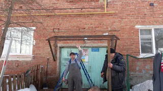 Во Владимире неочищенная от снега крыша привела к обрушению козырька у многоэтажного дома