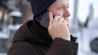 Смартфон в дикой природе: эксперт рассказал о правилах обращения со смартфоном там, где нет связи