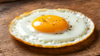 Не сало и не масло: на чем жарят яичницу опытные хозяйки — запомните раз и навсегда, полезнее в 100 раз