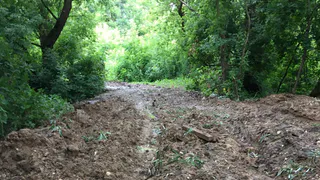 “Беру с собой калоши”: как жители Октябрьского городка пробираются  домой. Видео