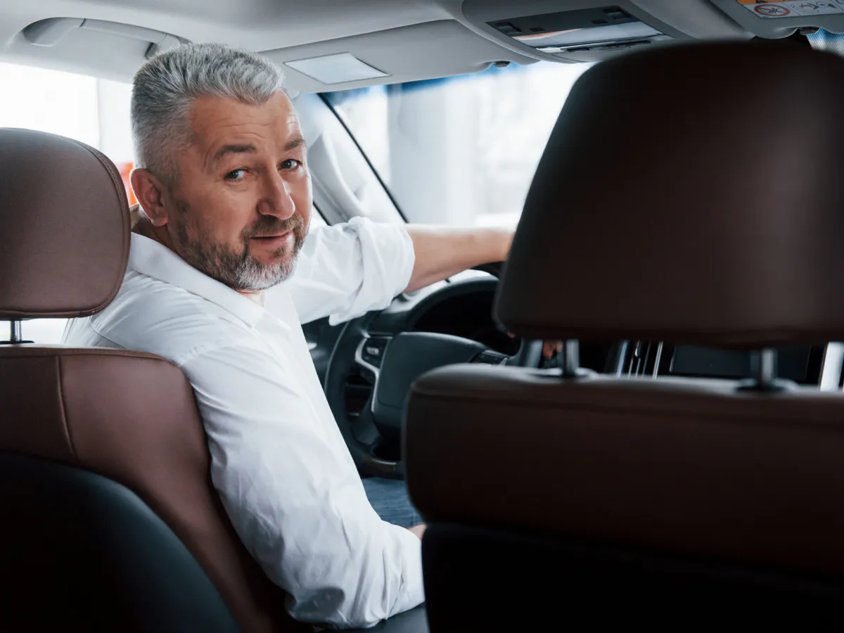 В Госавтоинспекции поставили точку в вопросе, до какого возраста можно водить машину - пенсионерам назвали действующие ограничения