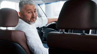 В Госавтоинспекции поставили точку в вопросе, до какого возраста можно водить машину - пенсионерам назвали действующие ограничения