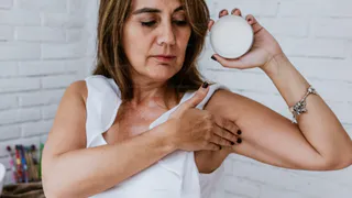 Смочите тампон 2 раза, протрите подмышки – блокирует запах пота на весь день