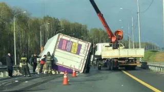 На трассе М-12 перевернулась фура известного маркетплейса