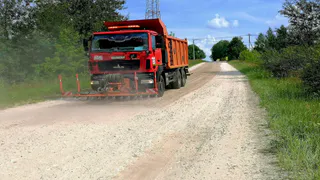 На грунтовых и щебёночных дорогах Владимирской области начались работы по обеспыливанию