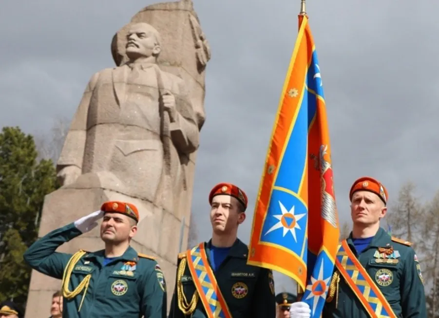 В Коми пожарные устроили шоу с тушением и кроссфитом на площади