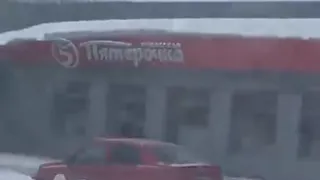 Недолго до трагедии: на Чкалова вывеска магазина едва держится под весом снега